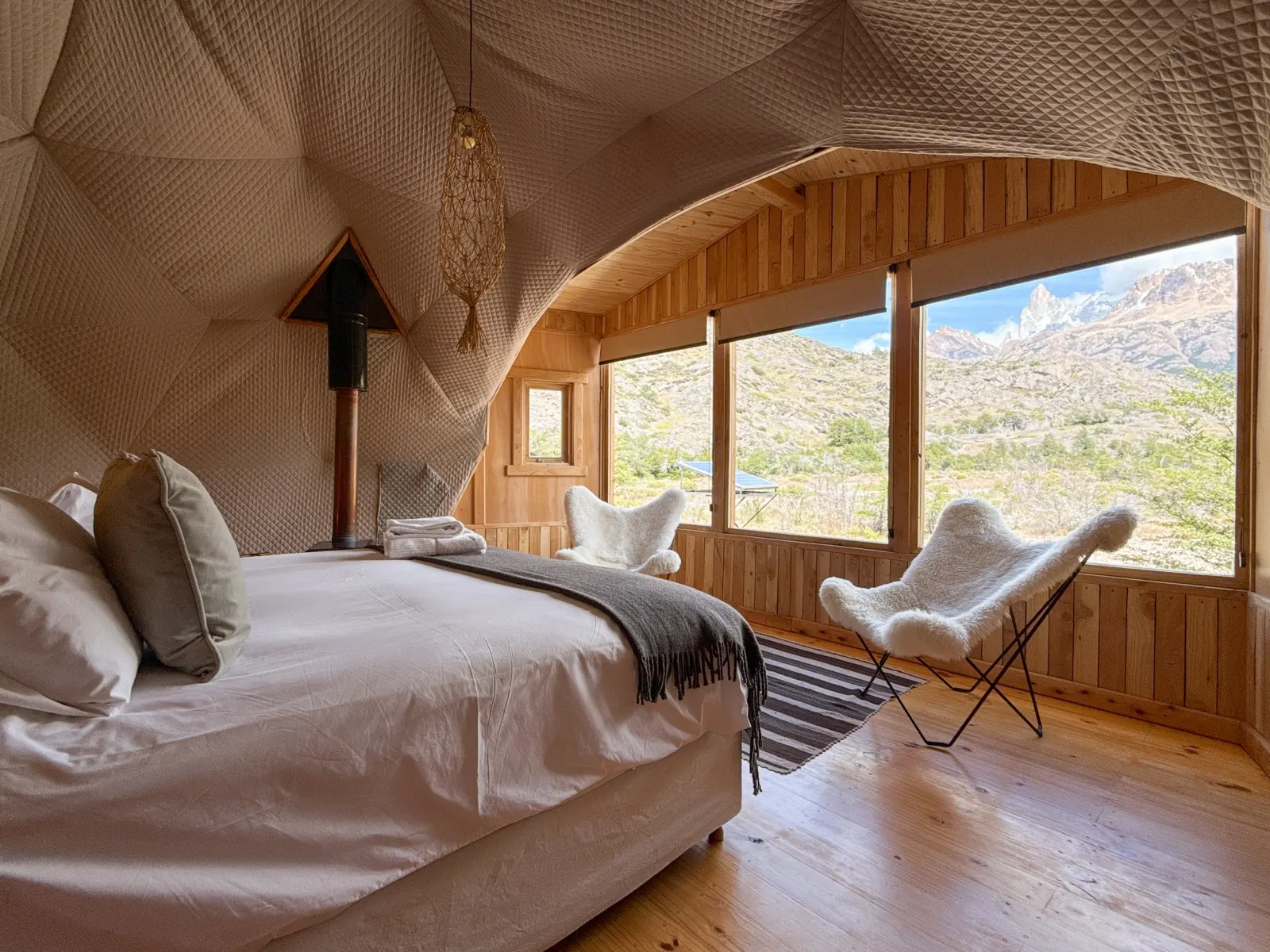 La cama del domo frente al ventanal
