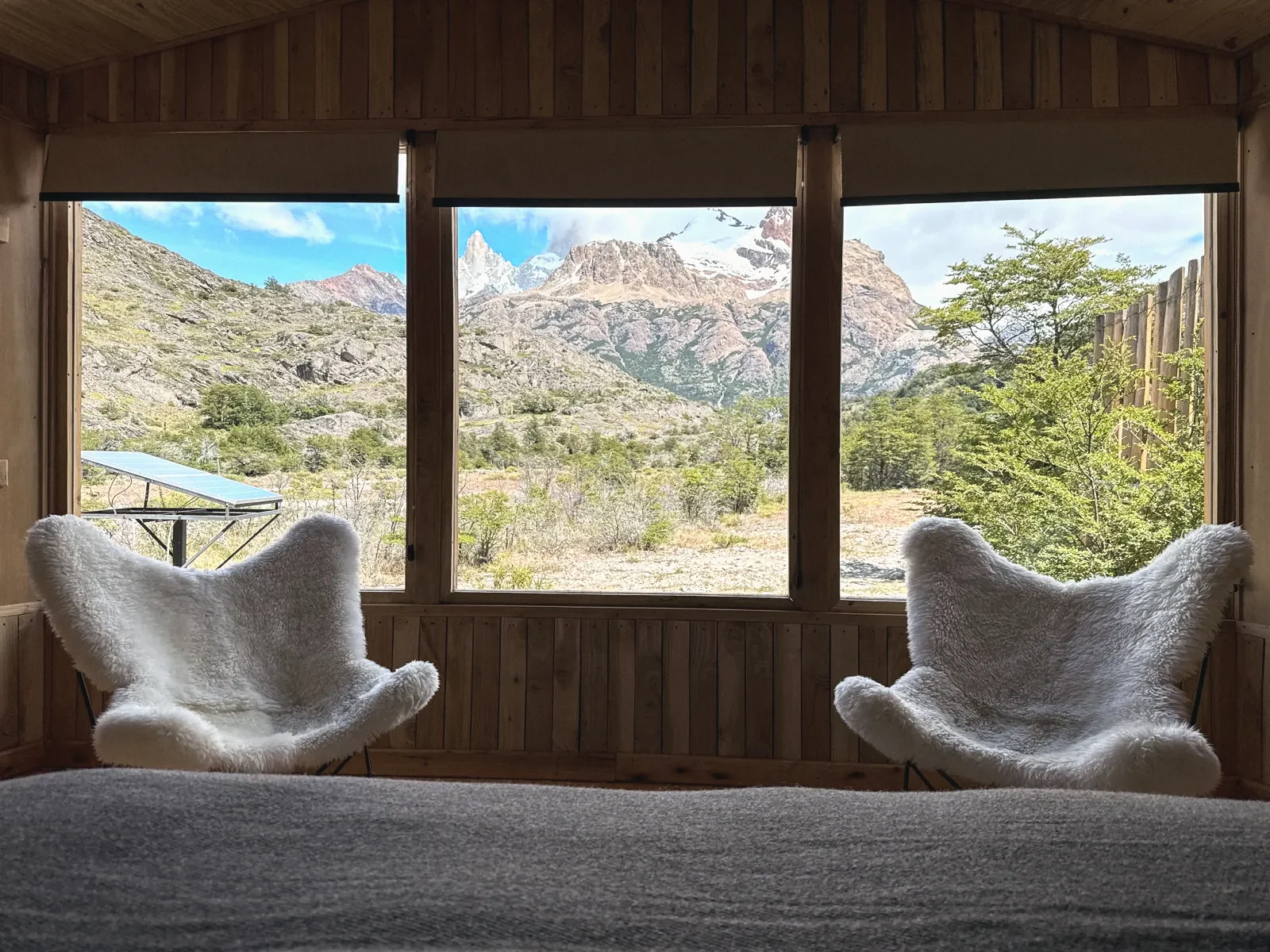 Dos sillones con cuero de oveja frente a la ventana del domo