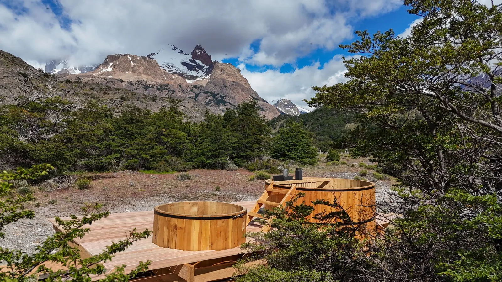 Los dos hot tubs de madera sobre el deck, frente a las montañas
