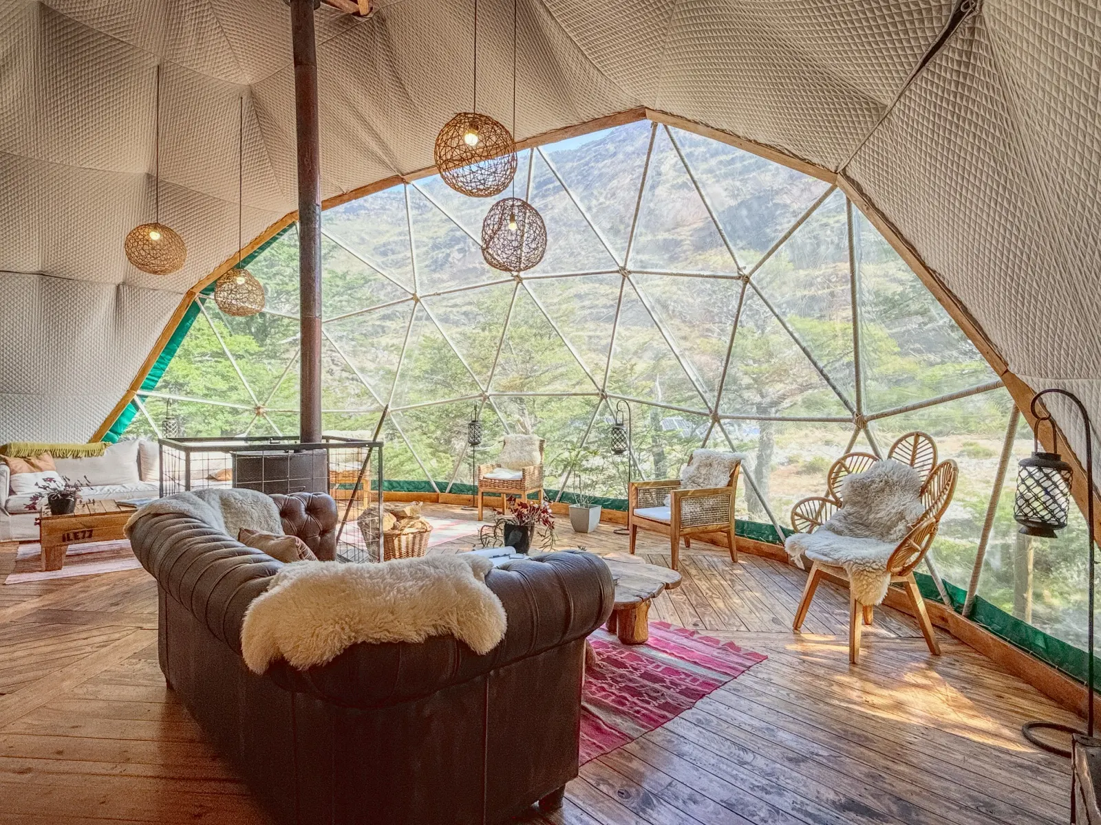 El domo salón, con la estructura geodésica a la vista