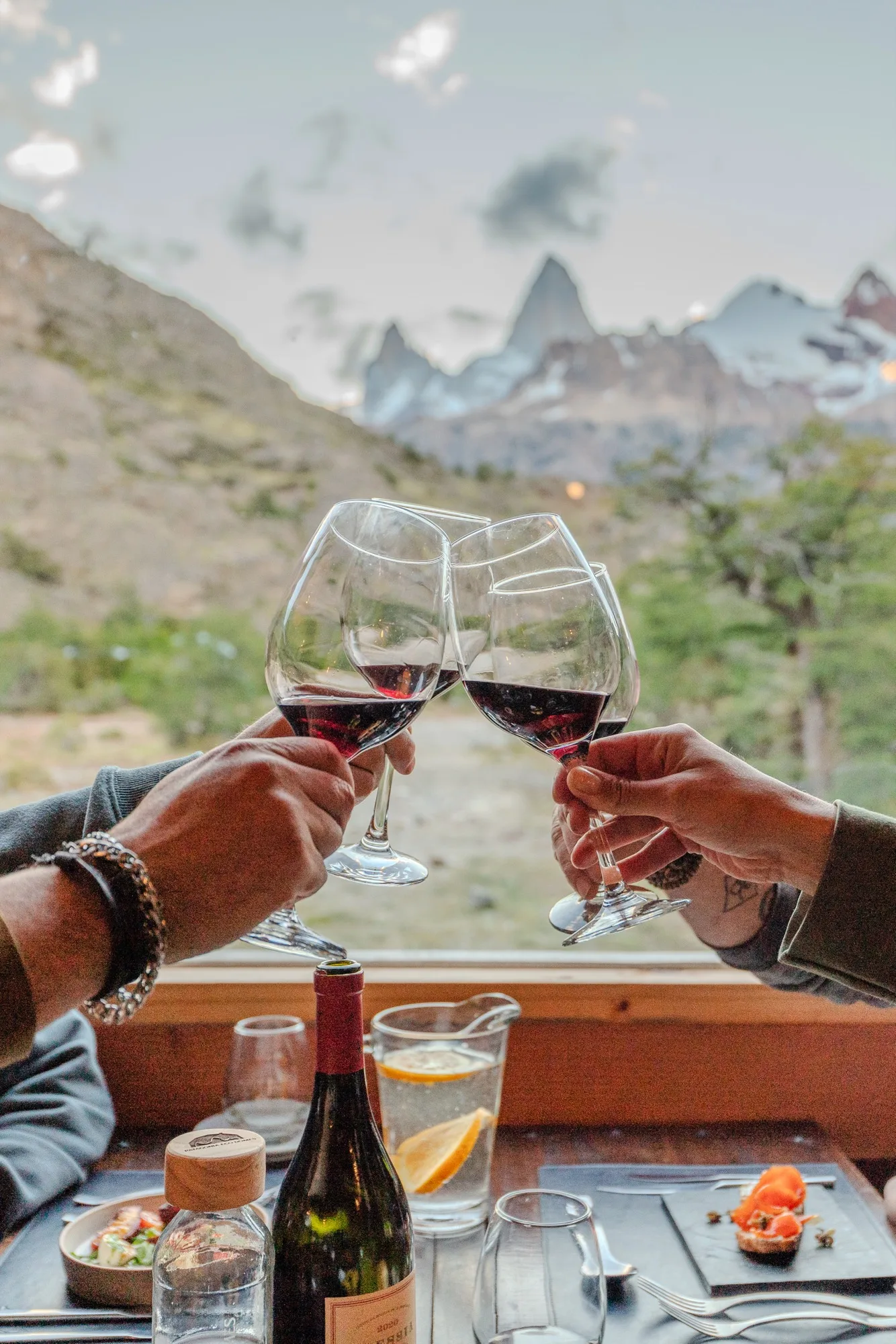 Dos copas de tinto frente al Fitz Roy