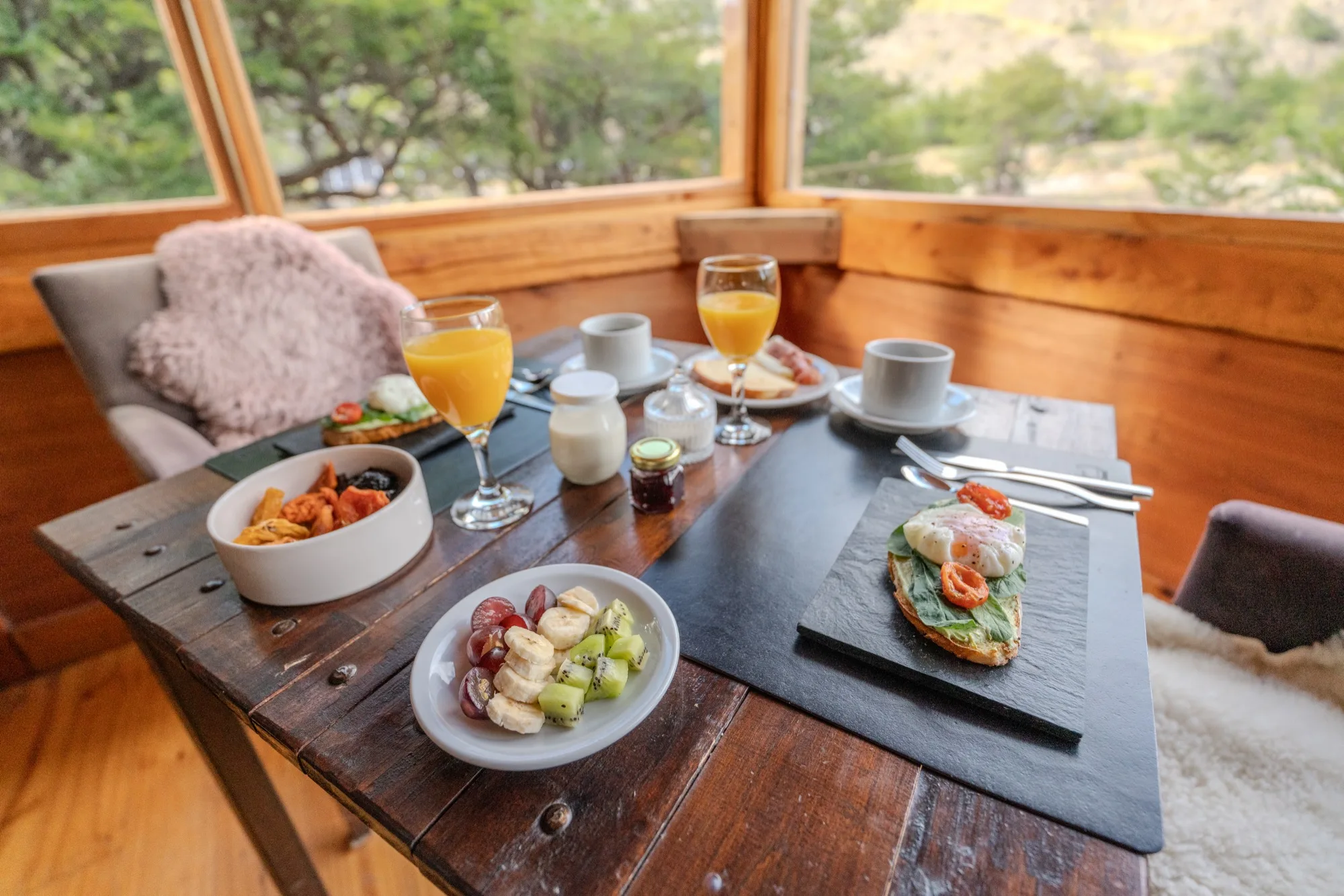 Mesa del desayuno junto a la ventana del domo