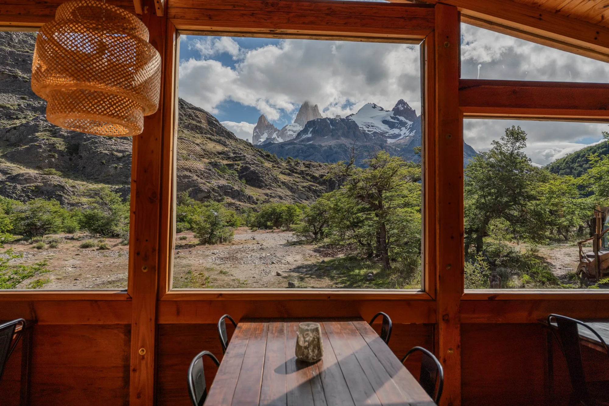 Una mesa del Domo Restaurante con el Fitz Roy en el ventanal
