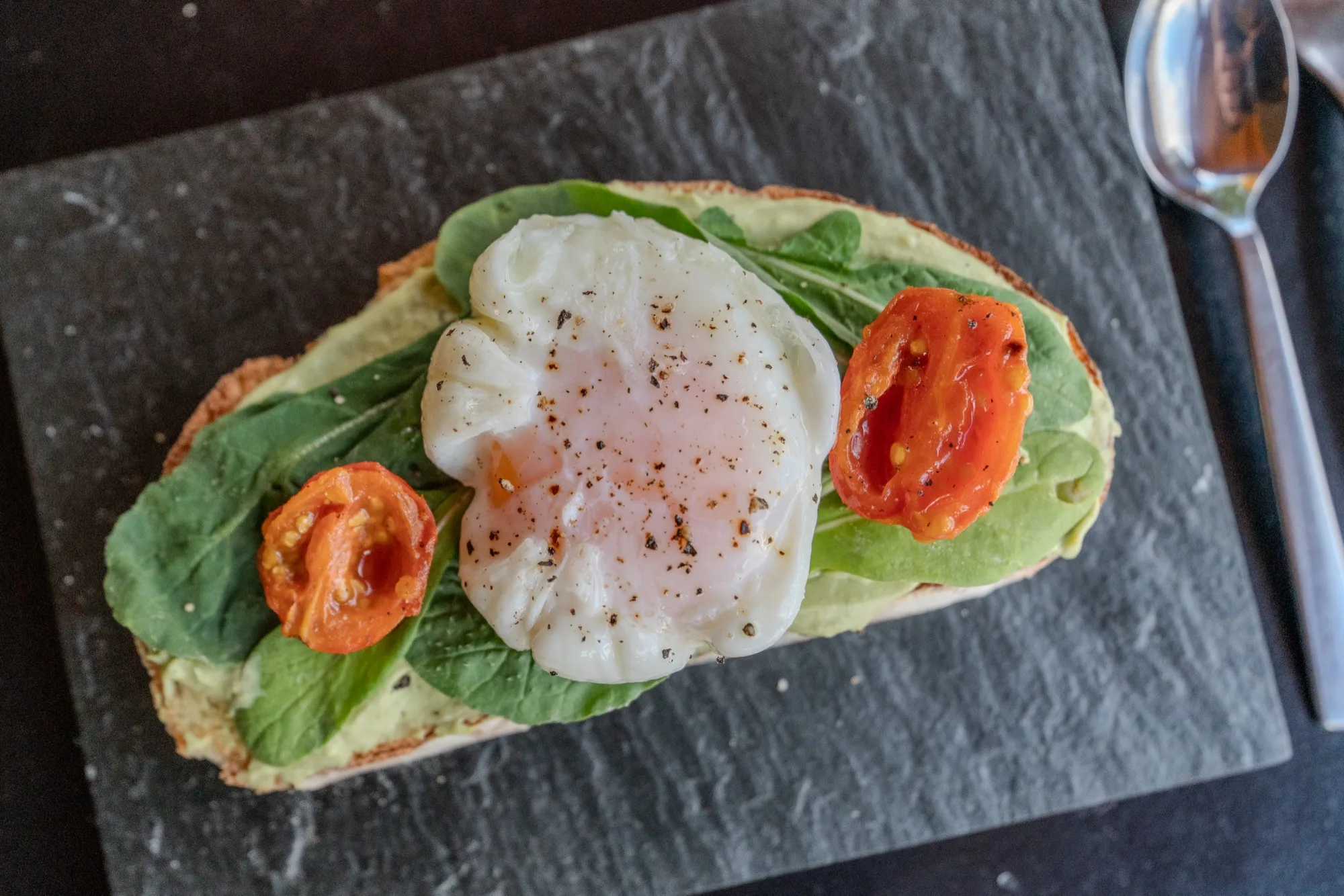Tostada con palta y huevo