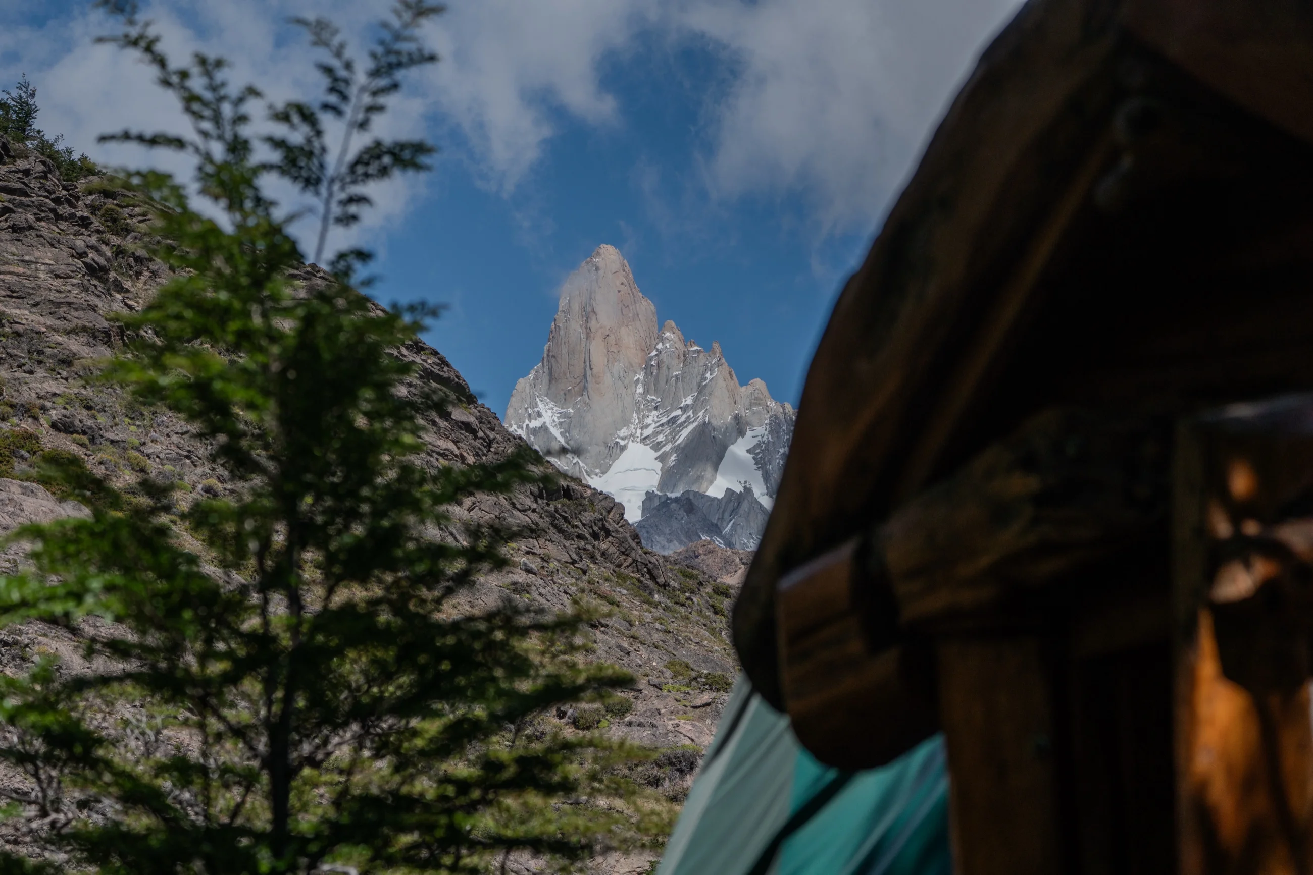 El Fitz Roy enmarcado por las lengas y el alero de un domo