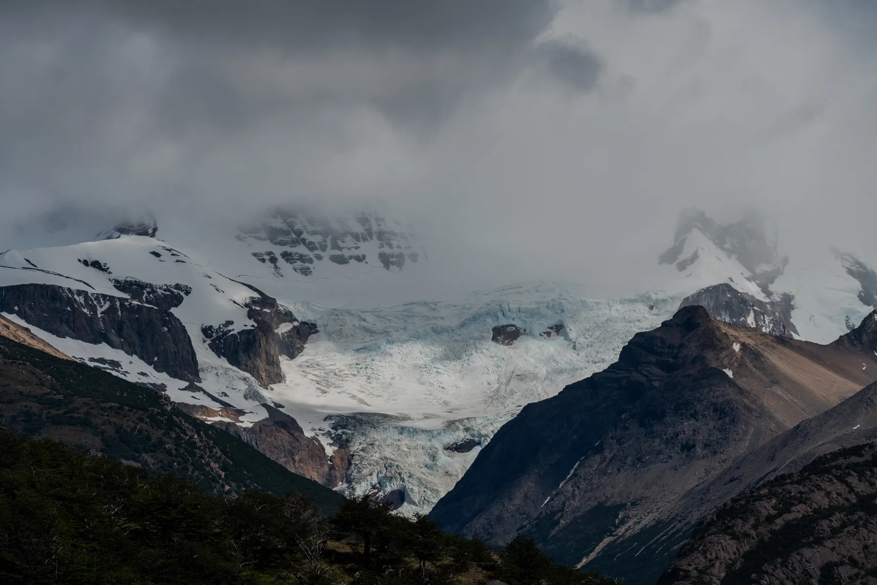 Glaciares colgantes entre las nubes, en las montañas cerca del lodge